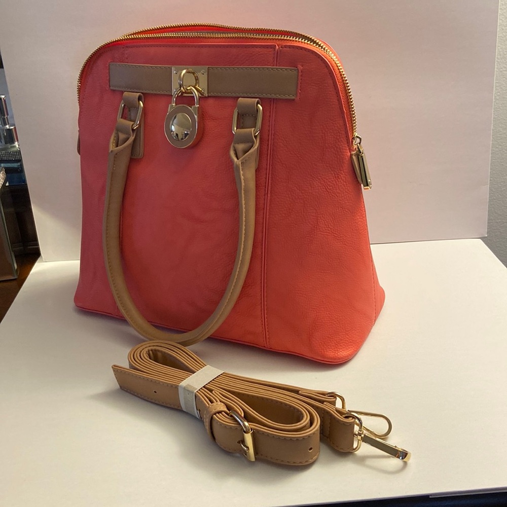 Hot pink gold zipper New purse can be use two ways handheld or shoulder strap.